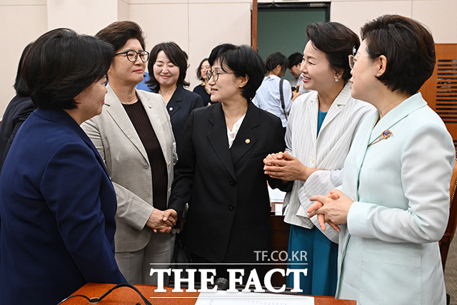 전체회의 산회 후 의원들과 인사 나누는 원 장관(가운데).