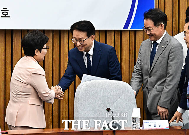 악수하는 임이자 국민의힘 정책위의장과 권칠승 더불어민주당 정책위의장.