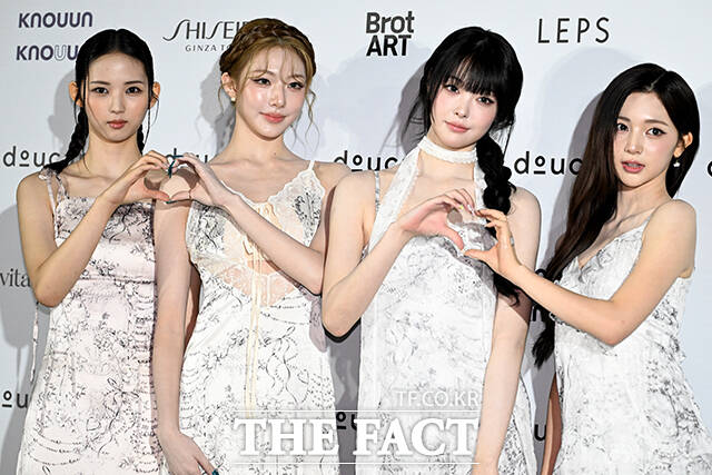 그룹 트리플에스의 지우, 신위, 린, 연지(왼쪽부터)가 1일 오후 서울 중구 동대문디자인플라자(DDP)에서 열린 2027 S/S 서울패션위크 두칸 포토월에 참석해 포즈를 취하고 있다. /박상민 기자