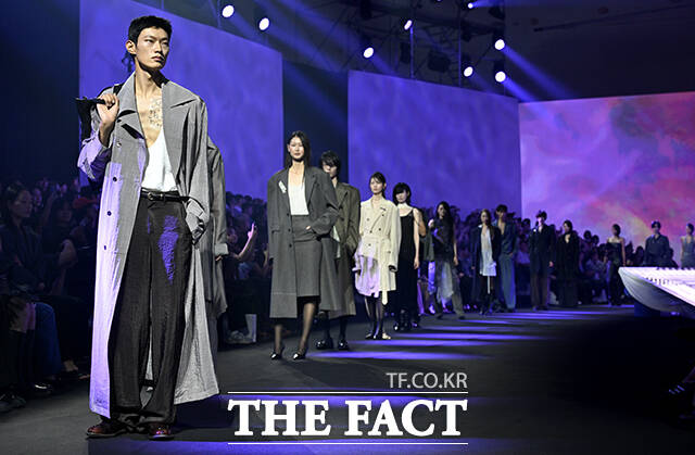 1일 오전 서울 중구 동대문디자인플라자(DDP)에서 2027 S/S 서울패션위크(Seoul Fashion Week)가 열린 가운데 '리이'의 모델들이 오프닝쇼에 올라 런웨이를 장식하고 있다. /박상민 기자