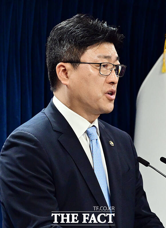 남재헌 해양수산부 차관이 1일 오전 서울 종로구 정부서울청사에서 2027년 해양수산부 예산안과 관련해 브리핑을 하고 있다. /임영무 기자