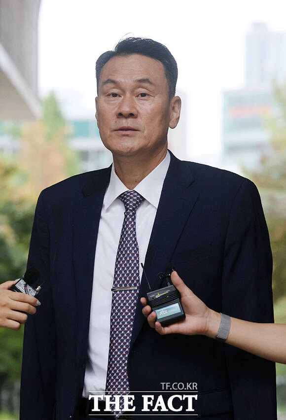 김명수 전 합동참모본부 의장이 1일 서울 서초구 서울중앙지방법원에서 열린 ‘내란중요임무종사 등 혐의’ 1차 공판에 출석하며 취재진의 질문에 답하고 있다. /남윤호 기자