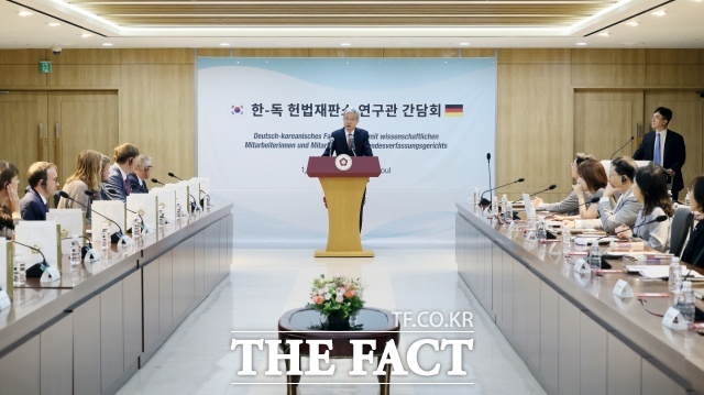 재판소원 도입 반년을 맞은 헌법재판소가 1일 독일 연방헌법재판소 연구관들과 만나 제도 운영 쟁점을 논의했다./헌법재판소