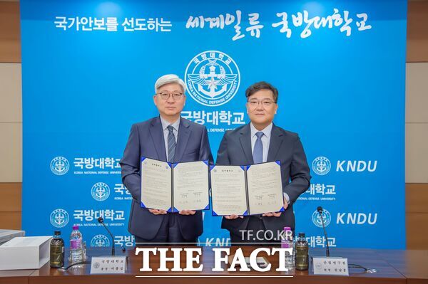 국방대학교(총장 직무대행 이홍섭)와 산업연구원(원장 권남훈)이 1일 국방대학교 본교에서 국방정책 관련 연구개발 과제 발굴, 인력교류 협력 역량 강화를 위한 업무협약을 체결했다. /국방대학교