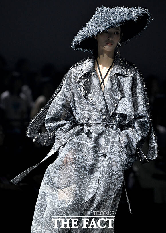 1일 오후 서울 중구 동대문디자인플라자(DDP)에서 2027 S/S 서울패션위크(Seoul Fashion Week)가 열린 가운데 '두칸'의 모델들이 쇼에 올라 런웨이를 장식하고 있다. /박상민 기자