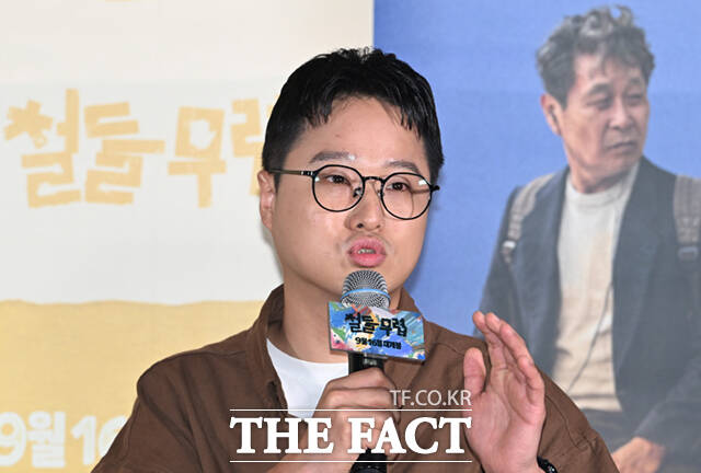 정승오 감독이 1일 서울 용산구 CGV 용산 아이파크몰에서 열린 영화 '철들 무렵' 언론시사회 및 기자간담회에 참석해 질의에 답하고 있다.
