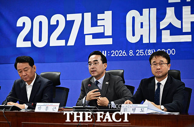 이광재 예결위원장과 박홍근 기획예산처 장관, 한병도 더불어민주당 원내대표(왼쪽부터)가 지난달 25일 서울 여의도 국회에서 열린 2027년도 예산안 당정협의에 참석하고 있다. /국회=배정한 기자