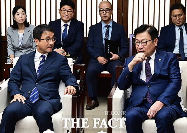 대화 나누는 한병도 더불어민주당 원내대표와 정점식 국민의힘 원내대표.