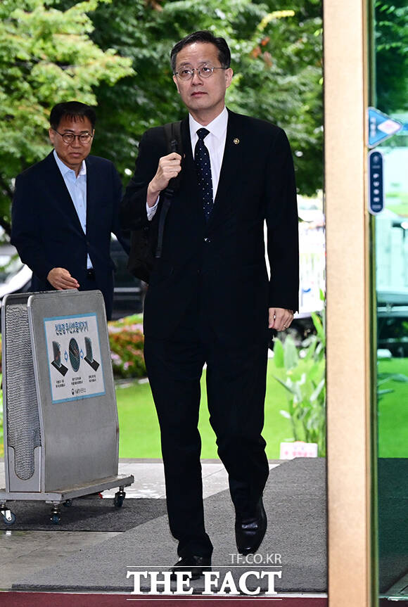 이형일 경제부총리 겸 재정경제부 장관 후보자가 1일 오전 서울 종로구 정부서울청사로 출근하고 있다. /임영무 기자