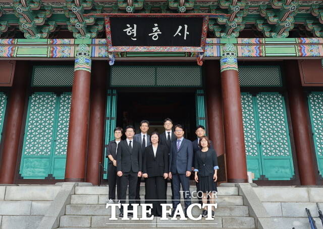 최미경 아산교육지원청 교육장이 현충사를 참배한 뒤 참석자들과 기념 촬영을 하고 있다. /아산교육지원청