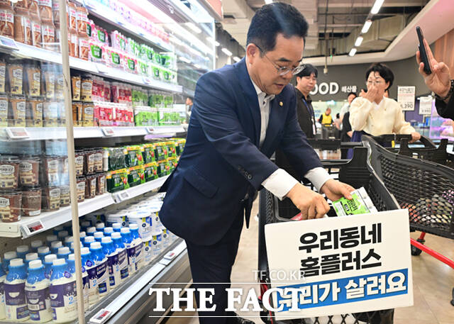 이에 질세라 담아보는 민 위원장.