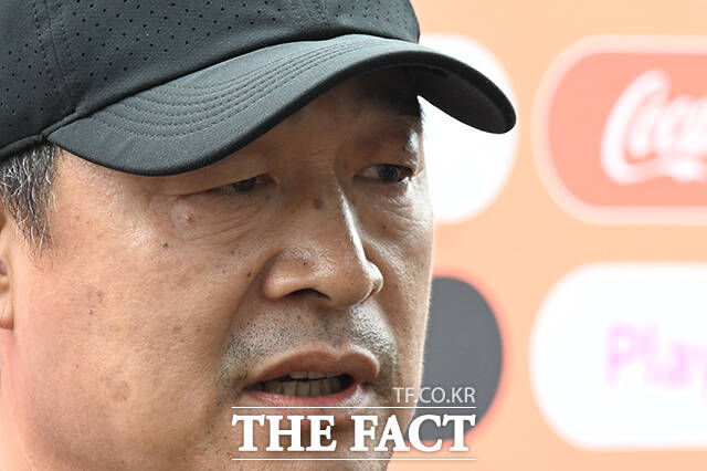 이민성 아시안게임 축구대표팀 감독이 1일 오후 충남 천안시 서북구 코리아풋볼파크에서 열린 '2026 아이치·나고야 아시안게임 남자 축구대표팀 소집훈련'에 앞서 취재진의 질문에 답하고 있다. /천안=김성렬 기자