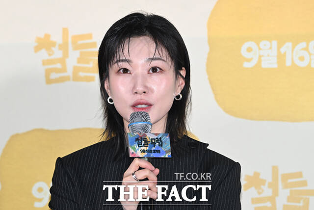 정승오 감독이 1일 서울 용산구 CGV 용산 아이파크몰에서 열린 영화 '철들 무렵' 언론시사회 및 기자간담회에 참석해 질의에 답하고 있다.