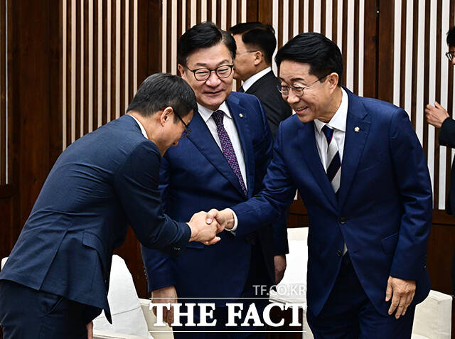 한병도 더불어민주당 원내대표(왼쪽)와 인사하는 조정식 국회의장.