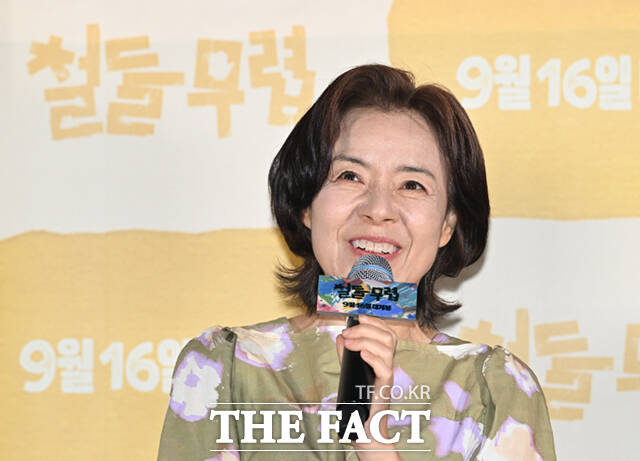 정승오 감독이 1일 서울 용산구 CGV 용산 아이파크몰에서 열린 영화 '철들 무렵' 언론시사회 및 기자간담회에 참석해 질의에 답하고 있다.