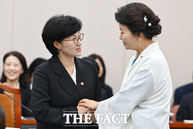이수진 여당 간사(오른쪽)과 인사 나누는 원 장관.