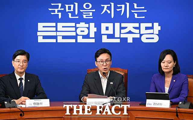 김민석 더불어민주당 대표가 경찰개혁추진단 1차 회의에서 발언을 하고 있다. 왼쪽부터 이해식 경찰개혁추진단 공동단장과 김 대표, 김남희 경찰개혁추진단 공동단장.