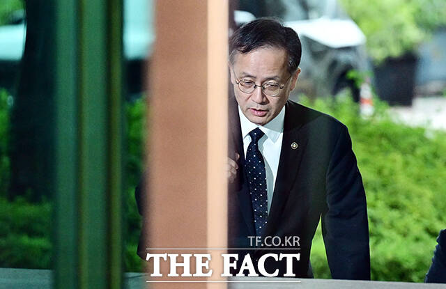 이형일 경제부총리 겸 재정경제부 장관 후보자가 1일 오전 서울 종로구 정부서울청사로 출근하고 있다. /임영무 기자