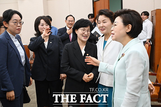 원민경 성평등가족부 장관(가운데)이 1일 오전 서울 여의도 국회에서 열린 성평등가족위원회 전체회의 산회 후 의원들과 인사를 나누고 있다. /국회=남용희 기자