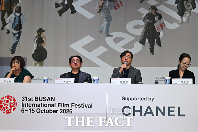 정한석 부산국제영화제 집행위원장(왼쪽 세 번째)이 1일 오후 서울 중구 대한상공회의소 국제회의장에서 진행된 제31회 부산국제영화제 개최 기자회견에 참석해 발언하고 있다. /송호영 기자