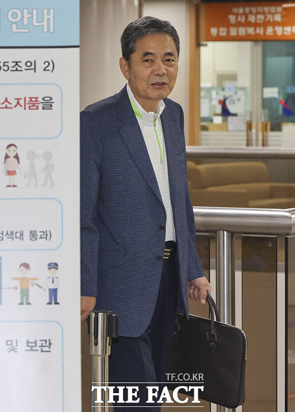 곽상도 전 국민의힘 의원(왼쪽)이 1일 서울 서초구 서울고등법원에서 열린 '특정범죄가중처벌등에관한법률위반(뇌물) 등 혐의' 항소심 2차 공판에 출석하고 있다. 오른쪽은 이날 공판에 증인으로 출석하는 남욱 변호사. /남윤호 기자