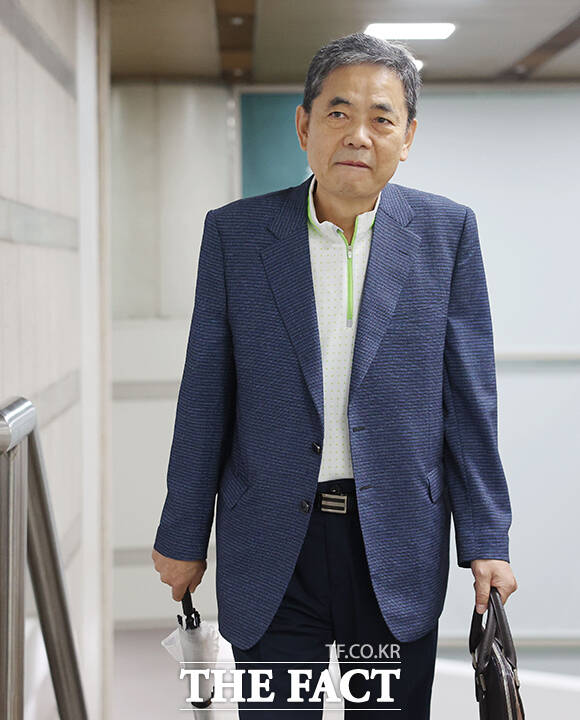 곽상도 전 국민의힘 의원(왼쪽)이 1일 서울 서초구 서울고등법원에서 열린 '특정범죄가중처벌등에관한법률위반(뇌물) 등 혐의' 항소심 2차 공판에 출석하고 있다. 오른쪽은 이날 공판에 증인으로 출석하는 남욱 변호사. /남윤호 기자