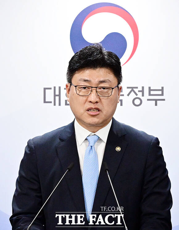 남재헌 해양수산부 차관이 1일 오전 서울 종로구 정부서울청사에서 2027년 해양수산부 예산안과 관련해 브리핑을 하고 있다. /임영무 기자