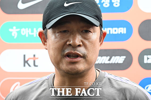 이민성 아시안게임 축구대표팀 감독이 1일 오후 충남 천안시 서북구 코리아풋볼파크에서 열린 '2026 아이치·나고야 아시안게임 남자 축구대표팀 소집훈련'에 앞서 취재진의 질문에 답하고 있다. /천안=김성렬 기자