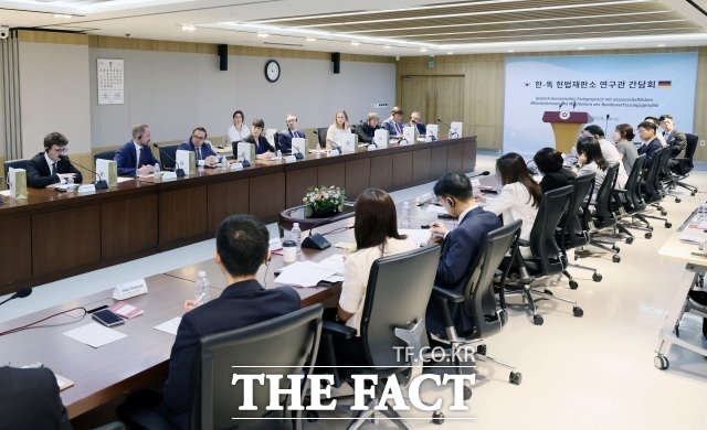 재판소원 도입 반년을 맞은 헌법재판소가 1일 독일 연방헌법재판소 연구관들과 만나 제도 운영 쟁점을 논의했다./헌법재판소