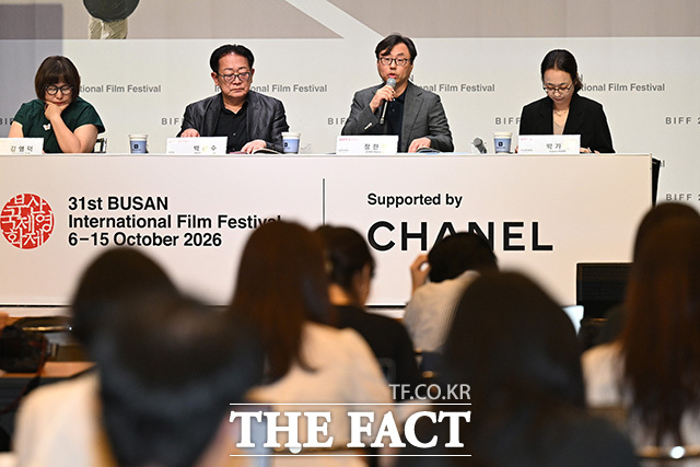 정한석 부산국제영화제 집행위원장(왼쪽에서 세 번째)은 
