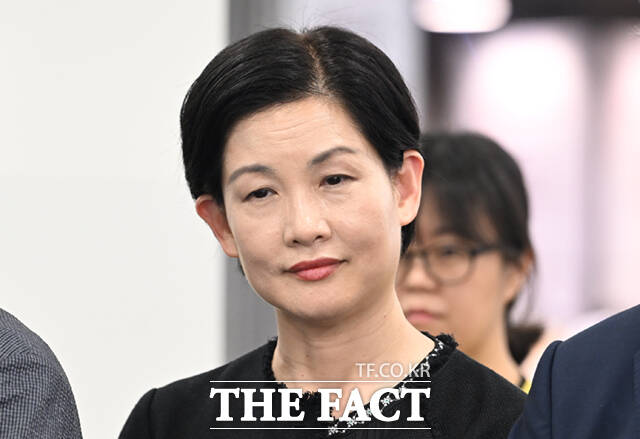 조주연 홈플러스 대표가 '추석맞이 홈플러스 살리는 장보기 캠페인'에 참석해 의원들의 발언을 듣고 있다.