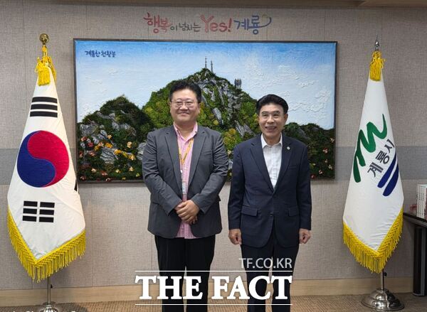 이응우 계룡시장(오른쪽)이 지난달 31일 에어로케이 항공 관계자들과 간담회를 가졌다. /계룡시