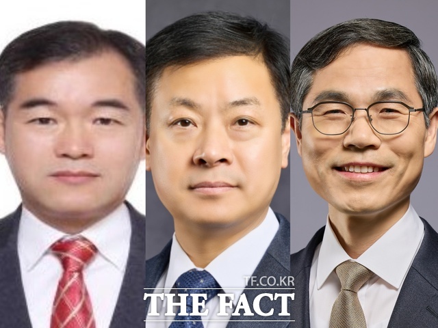 정부가 1일 김종철 경남경찰청장을 경찰청 차장으로, 고범석 전남경찰청장을 서울경찰청장으로, 유승렬 경찰청 국가수사본부 수사기획조정관을 인천경찰청장으로 발령하는 등 치안정감을 포함한 경찰 고위급 간부 28명의 인사를 단행했다. 사진은 왼쪽부터 김종철 신임 차장, 고범석 신임 서울청장, 유승렬 신임 인천청장./경찰청