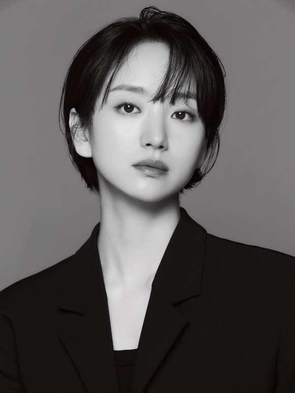 배우 원진아가 소속사 눈컴퍼니와 새롭게 전속계약을 맺고 도약에 나선다. /눈컴퍼니