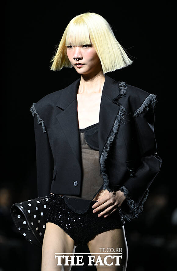 1일 오후 서울 중구 동대문디자인플라자(DDP)에서 2027 S/S 서울패션위크(Seoul Fashion Week)가 열린 가운데 '홀리넘버세븐'의 모델들이 쇼에 올라 런웨이를 장식하고 있다. /박상민 기자