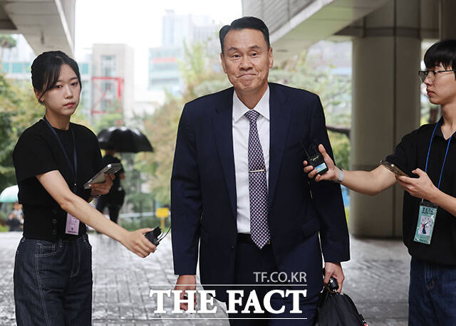 김명수 전 합동참모본부 의장이 1일 서울 서초구 서울중앙지방법원에서 열린 ‘내란중요임무종사 등 혐의’ 1차 공판에 출석하며 취재진의 질문에 답하고 있다. /남윤호 기자