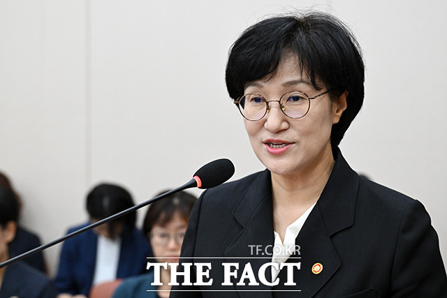 2025 회계연도 결산 의결에 대한 정부측 인사말 하는 원 장관.