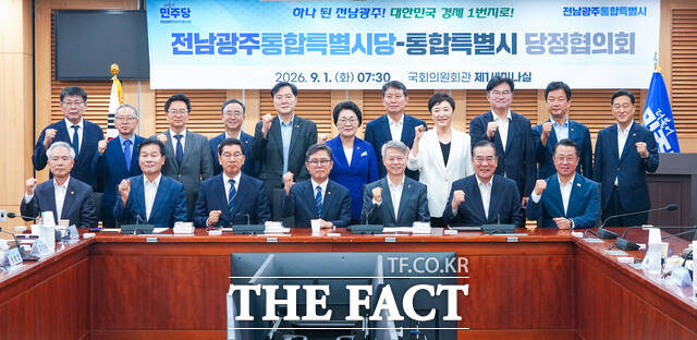 민형배 전남광주통합특별시장이 1일 오전 서울 국회의원회관에서 열린 '더불어민주당 전남광주통합특별시당-통합특별시 당정협의회'에 참석해 안도걸 특별시당 위원장 등 지역 국회의원들과 기념촬영을 하고 있다. /전남광주통합특별시 제공