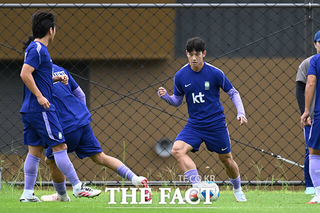 훈련하는 선수들 바라보는 이민성 아시안게임 축구대표팀 감독(왼쪽 두번째).