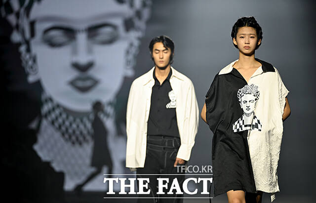 1일 오후 서울 중구 동대문디자인플라자(DDP)에서 2027 S/S 서울패션위크(Seoul Fashion Week)가 열린 가운데 '이상봉'의 모델들이 쇼에 올라 런웨이를 장식하고 있다. /박상민 기자
