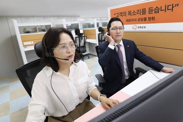 나채범 한화손해보험 대표(오른쪽)가 지난달 25일 충청북도 청주시에 위치한 한화손보 청주고객상담센터를 방문해 고객 목소리를 직접 듣는 상담콜 동석 청취 시간을 가졌다. /한화손해보험