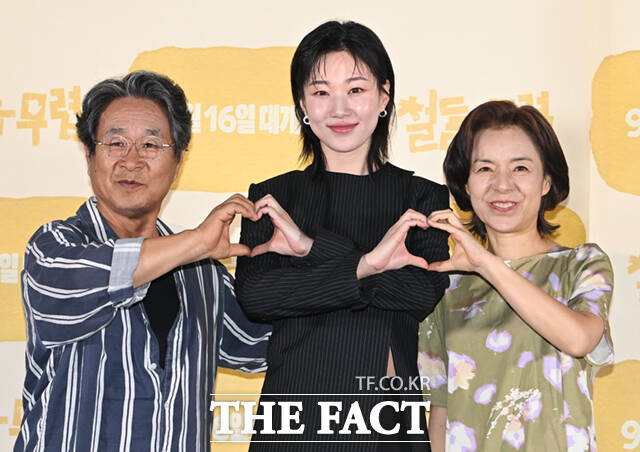 배우 기주봉과 하윤경, 양말복(왼쪽부터)이 1일 서울 용산구 CGV 용산 아이파크몰에서 열린 영화 '철들 무렵' 언론시사회 및 기자간담회에 참석해 포즈를 취하고 있다. /이새롬 기자