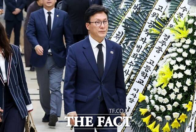 김민석 더불어민주당 대표가 지난달 31일 경북 포항시 남구 포항성모병원 장례식장에 마련된 조희대 대법원장 부친 고(故) 조부환 씨의 빈소를 찾아 조문을 마친 뒤 이동하고 있다. /뉴시스