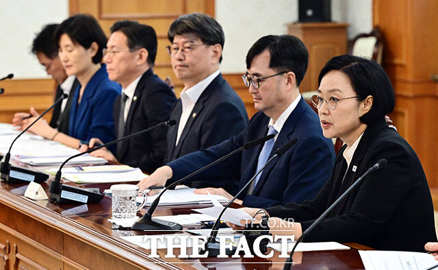 한성숙 국무총리가 1일 오후 서울 종로구 정부서울청사에서 열린 국토공간 대전환 범정부 추진협의회 회의에 참석해 모두발언을 하고 있다. /임영무 기자