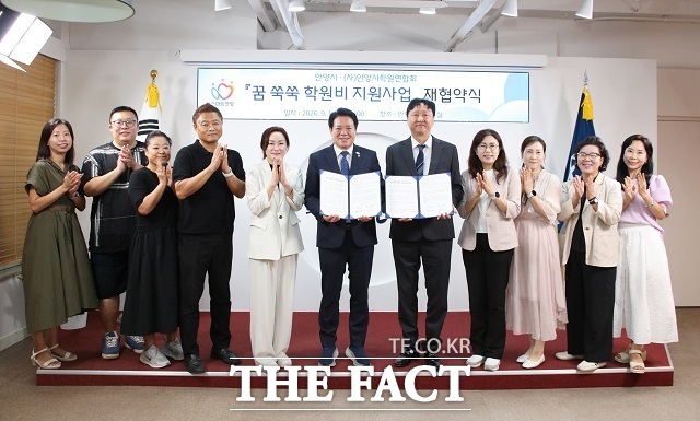 안양시는 31일 오후 2시 시청 접견실에서 여인미 초록우산 경기권역본부 총괄본부장(왼쪽 세 번째) 최대호 안양시장(왼쪽 네 번째) 등이 참석한 가운데 후원금 전달식을 개최했다. /안양시