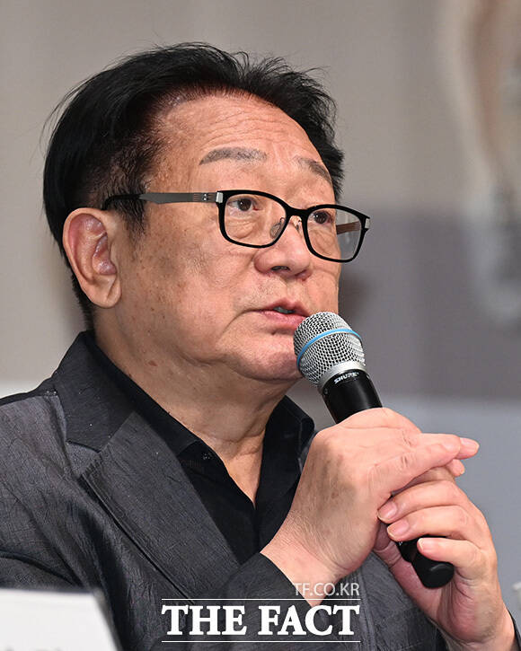 올해 부산국제영화제의 구성을 설명하는 박 이사장.