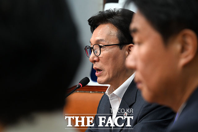 김민석 더불어민주당 대표가 경찰개혁추진단 1차 회의에서 발언을 하고 있다. 왼쪽부터 이해식 경찰개혁추진단 공동단장과 김 대표, 김남희 경찰개혁추진단 공동단장.
