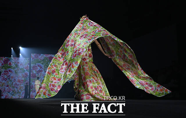1일 오후 서울 중구 동대문디자인플라자(DDP)에서 2027 S/S 서울패션위크(Seoul Fashion Week)가 열린 가운데 '이상봉'의 모델들이 쇼에 올라 런웨이를 장식하고 있다. /박상민 기자