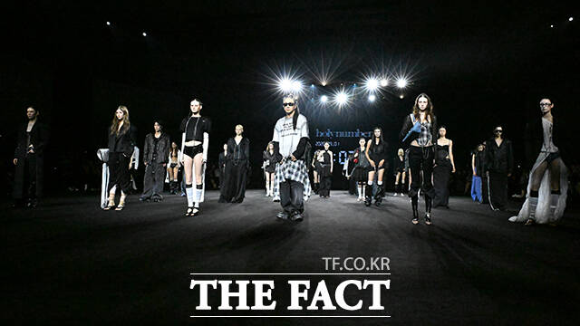 1일 오후 서울 중구 동대문디자인플라자(DDP)에서 2027 S/S 서울패션위크(Seoul Fashion Week)가 열린 가운데 '홀리넘버세븐'의 모델들이 쇼에 올라 런웨이를 장식하고 있다. /박상민 기자