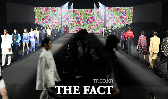 1일 오후 서울 중구 동대문디자인플라자(DDP)에서 2027 S/S 서울패션위크(Seoul Fashion Week)가 열린 가운데 '이상봉'의 모델들이 쇼에 올라 런웨이를 장식하고 있다. /박상민 기자
